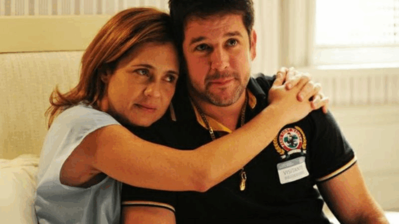 ‘Avenida Brasil’: Carminha dá golpe em Tufão e fica noiva do jogador