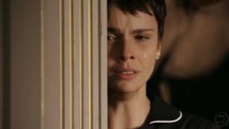 ‘Avenida Brasil’: Coração partido! Nina sofre ao ver Jorginho e Débora juntos