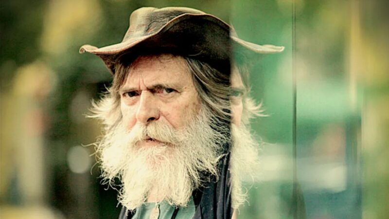 ‘Avenida Brasil’: E agora? Nilo vê Nina saindo da casa de Lucinda