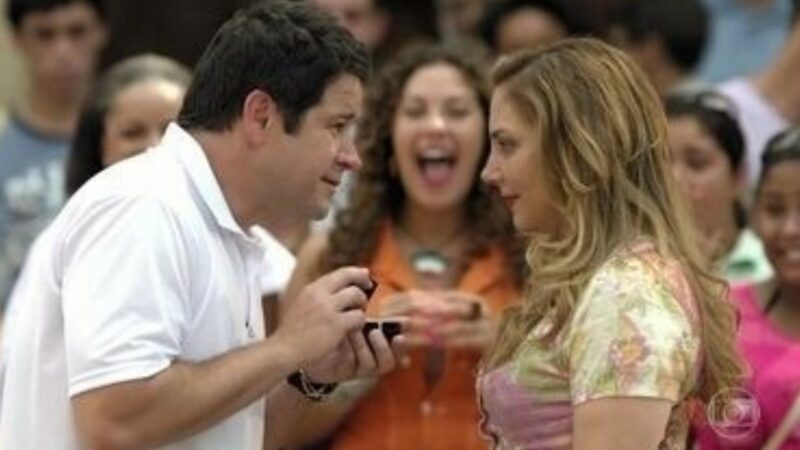 ‘Avenida Brasil’: Emoção logo de cara! Tufão pede Monalisa em casamento