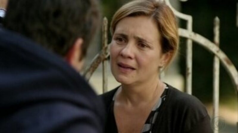 ‘Avenida Brasil’: Hora do show! Carminha se aproxima de Tufão após perder o marido em acidente