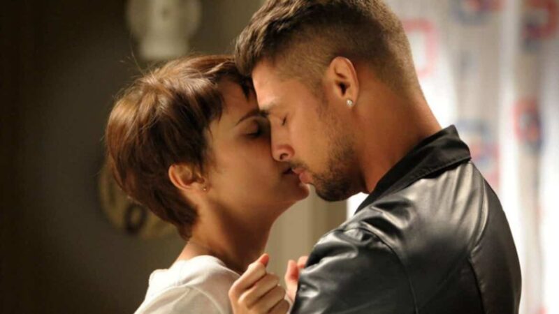 ‘Avenida Brasil’: Jorginho e Nina trocam seu primeiro beijo após reencontro