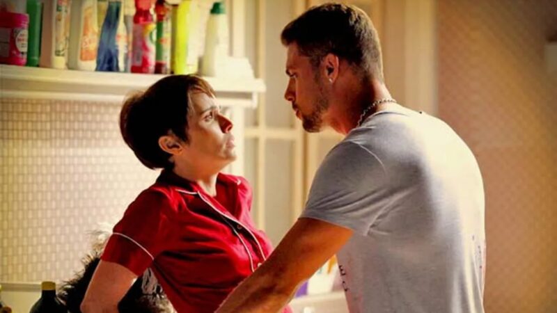 ‘Avenida Brasil’: Jorginho pressiona Nina a se demitir e se revolta com “homenagem” a Carminha