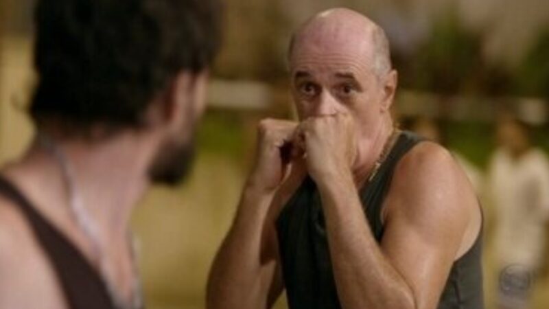 ‘Avenida Brasil’: Leleco se envolve em mais um barraco ao defender Tessália