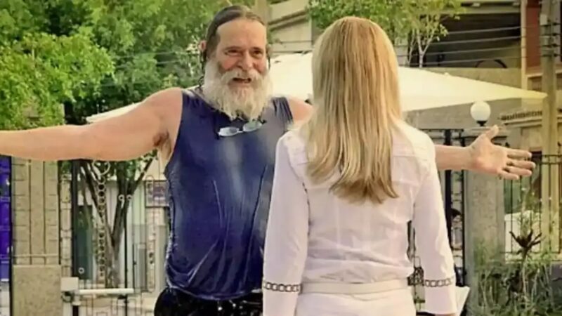 ‘Avenida Brasil’: Nilo causa vexame na mansão de Tufão e deixa Carminha em pânico