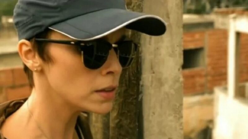‘Avenida Brasil’: Nina se esconde e ouve plano mirabolante de Max