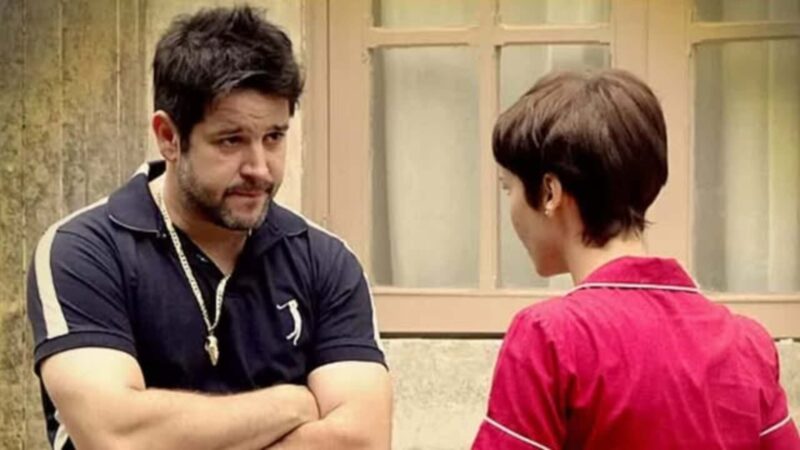 ‘Avenida Brasil’: Sem saber da relação entre Jorginho e Nina, Tufão se apaixona pela cozinheira