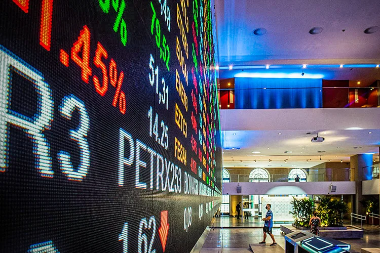 Aversão ao risco derruba Ibovespa e faz dólar subir mais de 1%