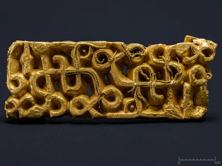 Bainha de espada de ouro de 1.500 anos é achada 'por acaso' na Noruega