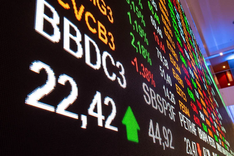 Banco e Vale dão impulso ao Ibovespa: dólar chega a ficar abaixo de R$ 4,90