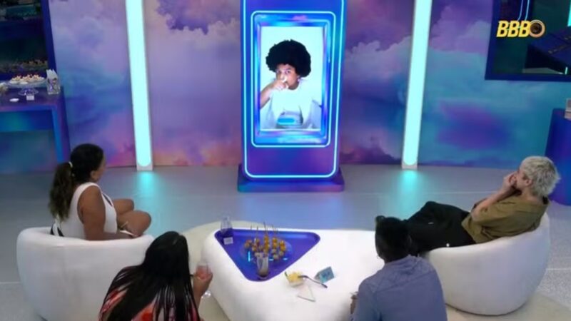 ‘BBB 26’: Filha de Boneco emociona o pai com vídeo musical no almoço do anjo