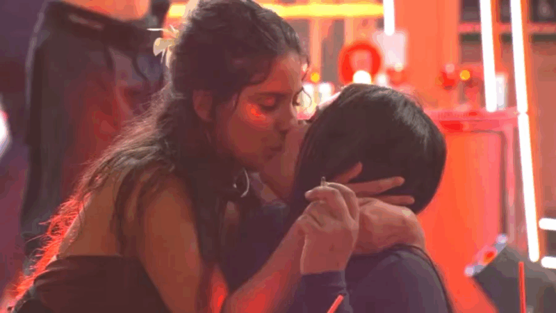 ‘BBB 26’: Gabriela e Chaiany se beijam durante festa