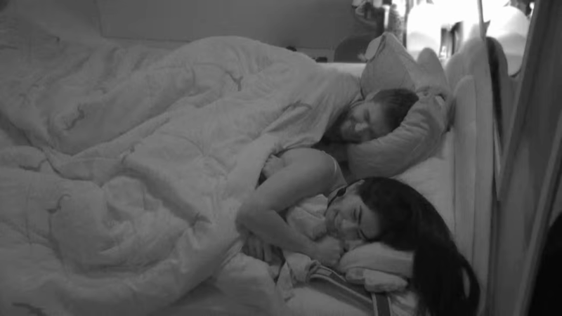 ‘BBB 26’: Jonas e Marciele dormem agarrados: ‘Até beijinho’