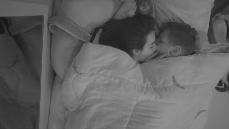 ‘BBB 26’: Jordana e Jonas agitam o edredom na madrugada