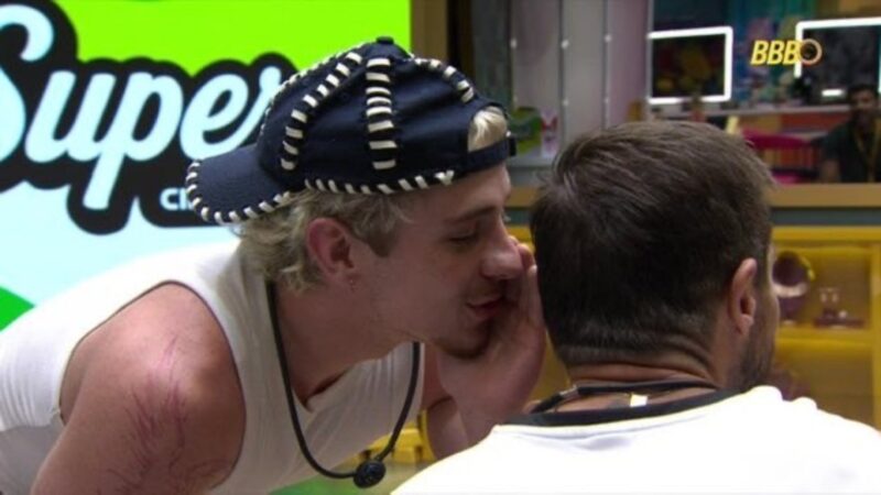 ‘BBB 26’: Juliano provoca e sussurra no ouvido de Jonas: ‘Medo’