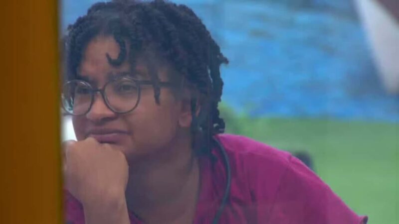 ‘BBB 26’: Milena flagra Jonas secando copos com ‘pano sujo’: ‘Não acredito’