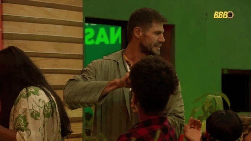 ‘BBB 26’: Milena se revolta joga bebida fora da festa e suja coisas de Jonas