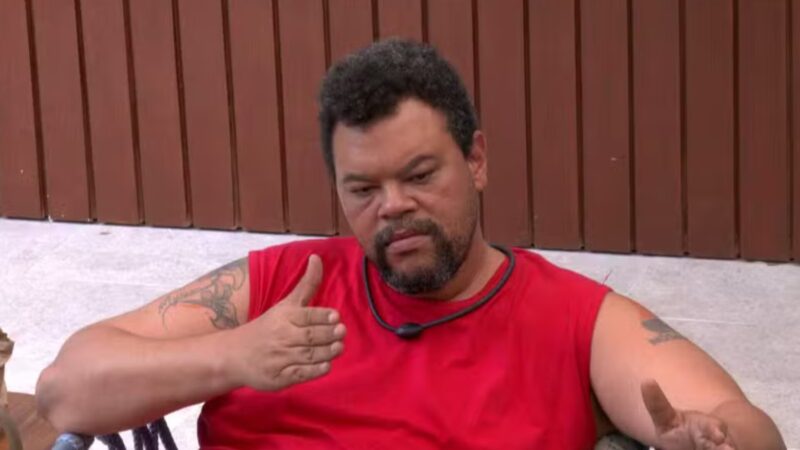 ‘BBB 26’: Revoltado, Babu explode e humilha brothers: ‘Come colar, come caixa’