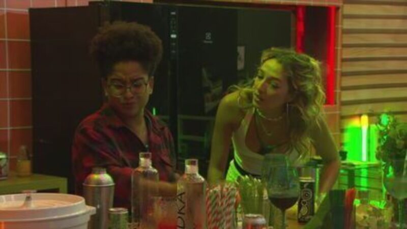 ‘BBB 26’: Veja o momento que Milena joga bebida no chinelo de Jonas
