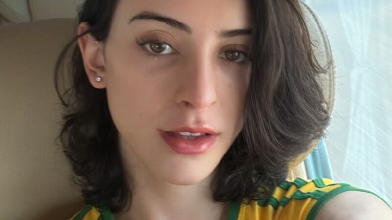Bella Longuinho brilha em ensaio seminu após transição de gênero