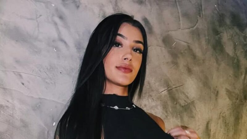 Bia Miranda quebra o silêncio após apreensão de dólares cenográfico pela polícia; vídeo