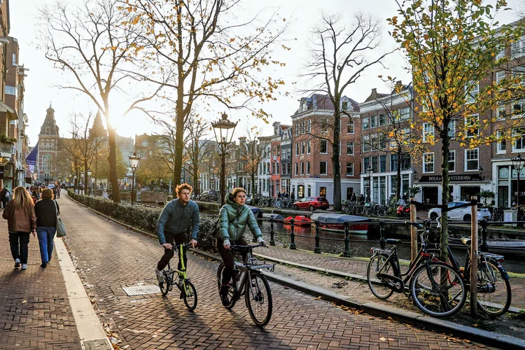 Bife e voos: cidades europeias vetam anúncios ligados a gases de efeito estufa