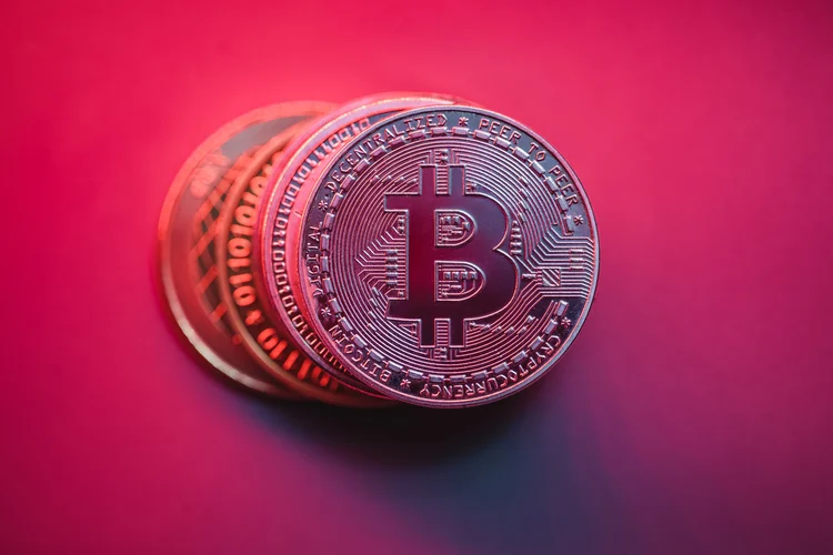 Bitcoin cai para US$ 60 mil e acumula desvalorização superior a 50% desde máxima