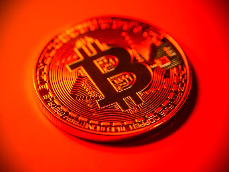Bitcoin despenca para US$ 71 mil com aversão ao risco nos mercados