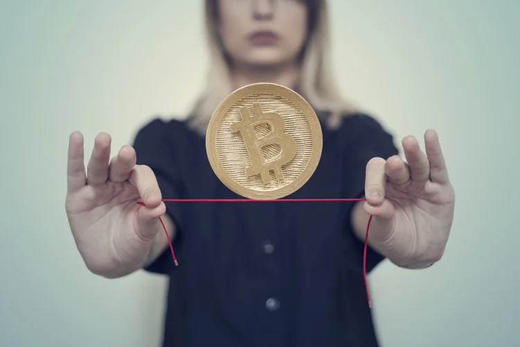 Bitcoin se aproxima de US$ 77 mil, mas 'permanece frágil'