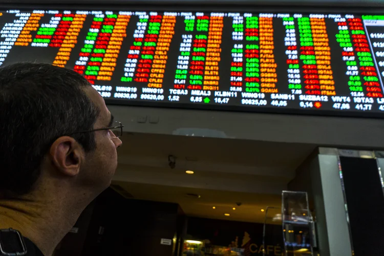 Blue chips pesam e Ibovespa volta a flertar com terreno negativo