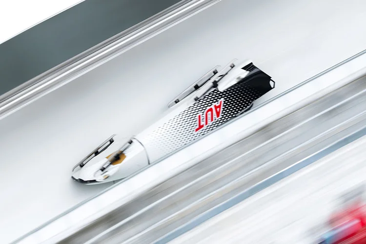 Bobsled nos Jogos Olímpicos de Inverno tem três acidentes e prova é pausada