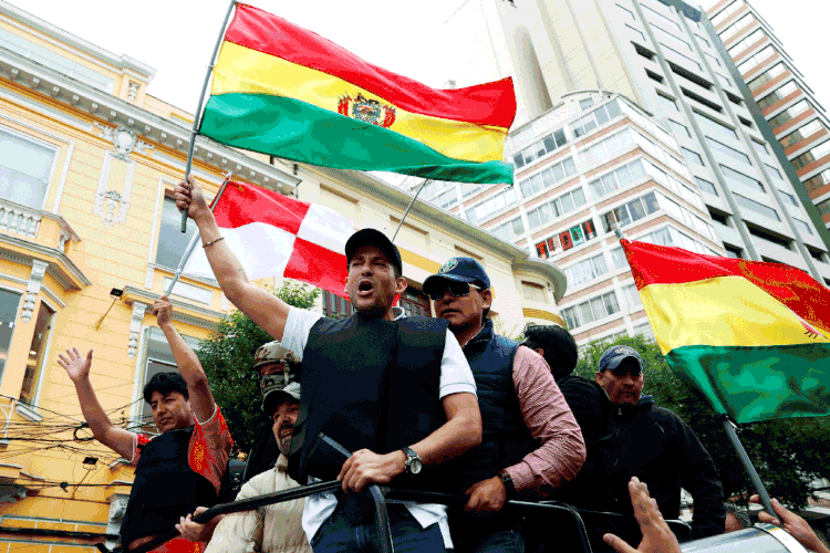 Bolívia reduz bloqueios em estradas e retoma parcialmente o abastecimento