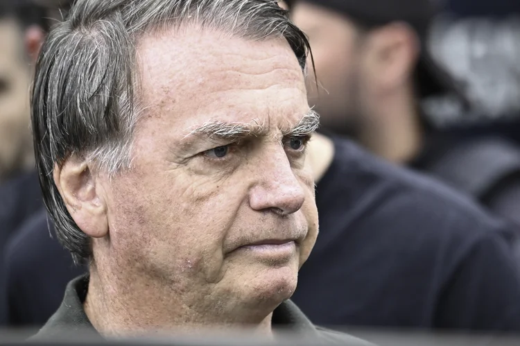 Bolsonaro continua internado para prevenir trombose, diz boletim médico