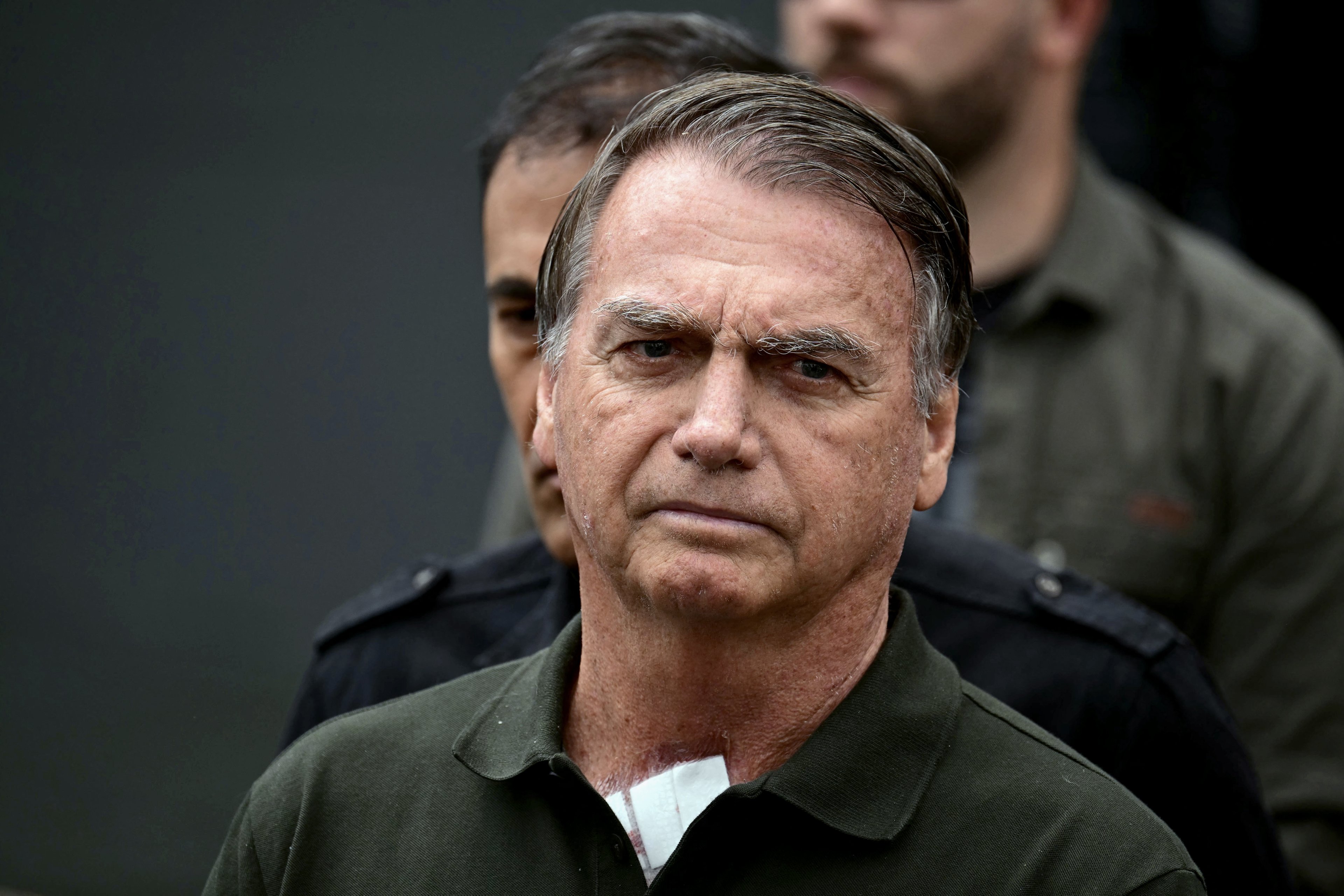 Bolsonaro recebe alta de hospital após passar por cirurgia no ombro