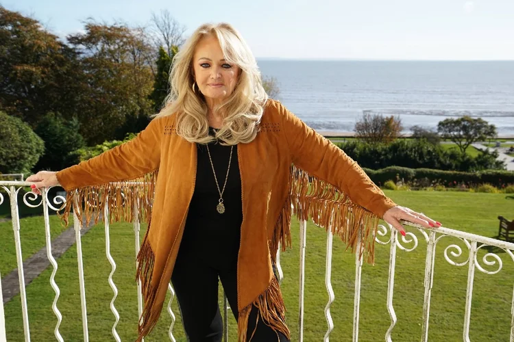 Bonnie Tyler acorda do coma após um mês, mas permanece na UTI