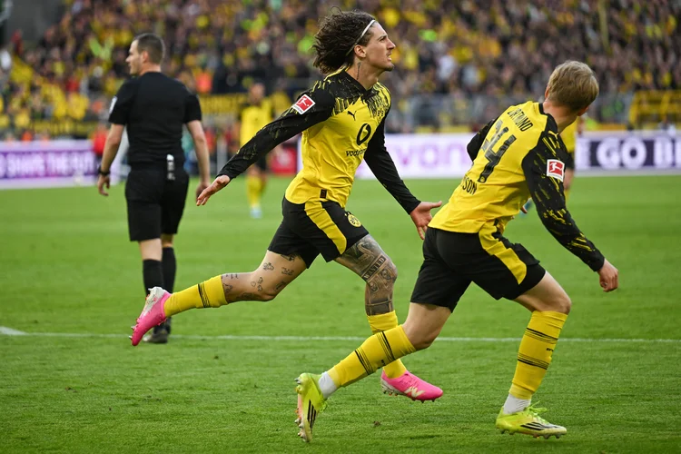 Borussia Dortmund goleia Freiburg e garante vaga na Champions League