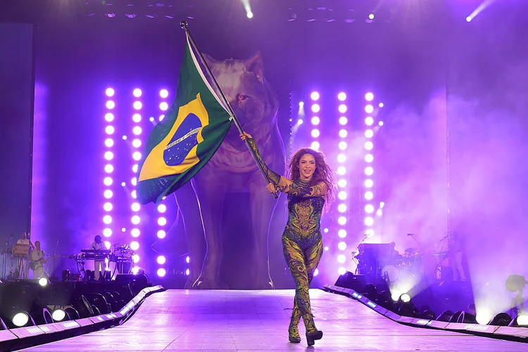 Brasileiro que assinou um dos look de Shakira em Copacabana já vestiu Anitta e Dulce María; conheça