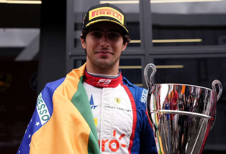 Brasileiro Rafael Câmara estreia em carro de Fórmula 1 da Ferrari