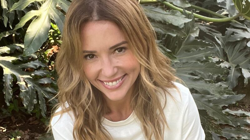 Brega? Ex-Malhação Juliana Didone posa de biquíni ‘diferentão’ e chama atenção