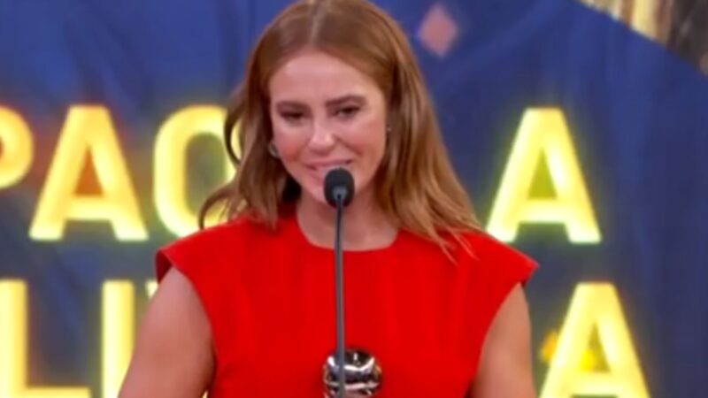 Brega? Paolla Oliveira vira assunto com look ‘diferentão’ no ‘Melhores do Ano’; veja