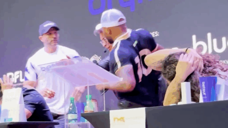 Briga! Davi Brito e Kleber Bambam precisam ser separados durante coletiva de imprensa