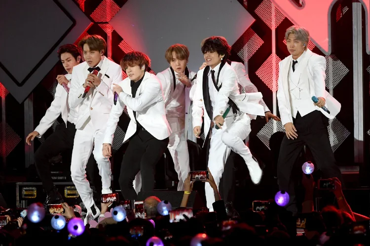 BTS leva 50 mil fãs a encontro com presidente do México