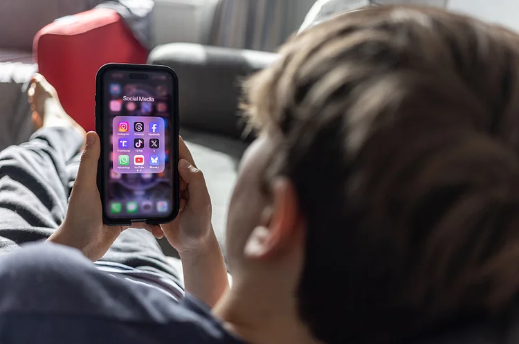 Busca por segurança digital para crianças bate recorde no Google em 2025