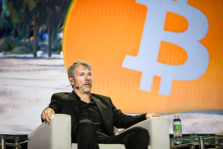 Caixa de empresa americana em bitcoin é 103 vezes maior do que em dólares