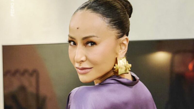 Calor? Sabrina Sato destaca pernas em vestido justo durante evento em SP