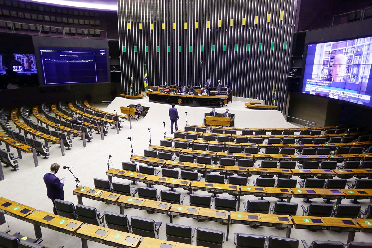Câmara aprova projeto que amplia benefícios a partidos políticos