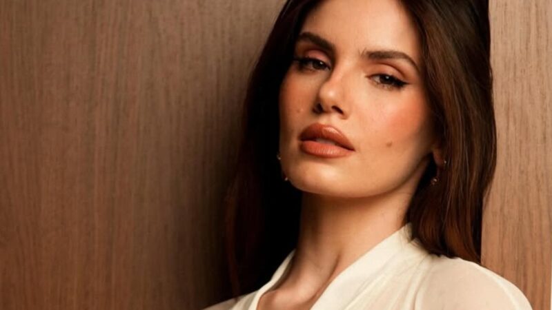 Camila Queiroz posa com look avaliado em R$30mil no Rio e atrai olhares