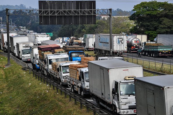 Caminhoneiros articulam nova greve nacional após alta do diesel, diz jornal