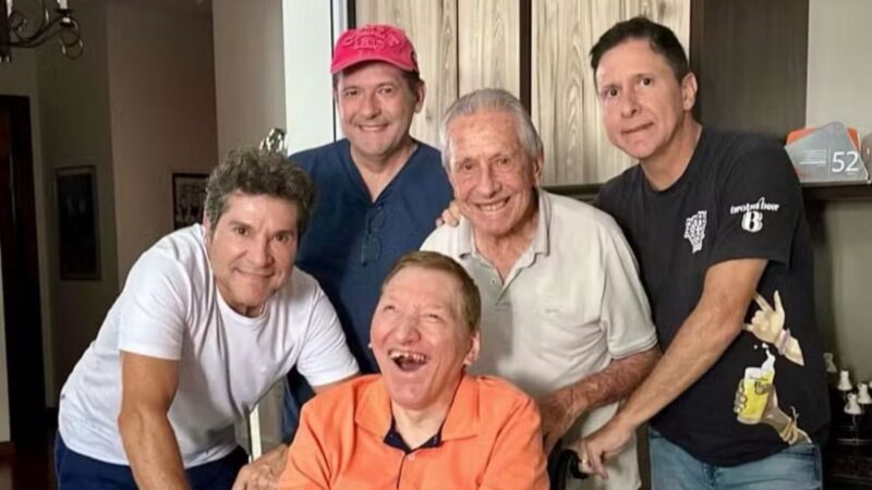 Cantor Daniel emociona fãs ao celebrar 64 anos do irmão, Gilmar, com paralisia cerebral