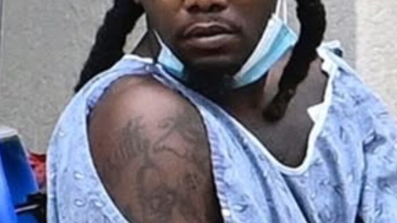 Cantor é visto na cadeira de rodas após levar tiro